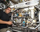 El astronauta de la NASA Joe Acaba instalando hardware para probar el control de la presión en los tanques de combustible criogénico (Fuente de la imagen: NASA; recortada)