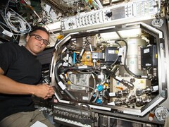 El astronauta de la NASA Joe Acaba instalando hardware para probar el control de la presión en los tanques de combustible criogénico (Fuente de la imagen: NASA; recortada)