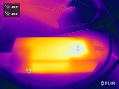 La fuente de alimentación del elemento de chasis Intel NUC Pro durante la prueba de esfuerzo