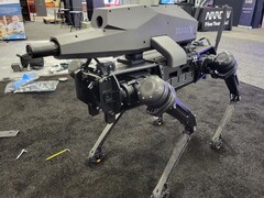 El perro robot SPUR, fabricado por Ghost Robotics, está equipado con un robusto módulo de rifle de francotirador en su espalda (Imagen: Ghost Robotics)