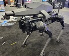 El perro robot SPUR, fabricado por Ghost Robotics, está equipado con un robusto módulo de rifle de francotirador en su espalda (Imagen: Ghost Robotics)