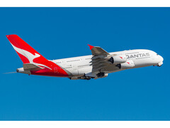 Fotografía de un avión de Qantas volando en un cielo azul intenso. (Imagen: Vismay Bhadra/Wikimedia Commons)