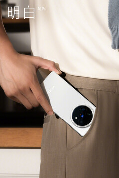 El Vivo X Fold5 en blanco.