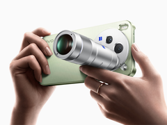 La Vivo X300s con un accesorio teleconvertidor.