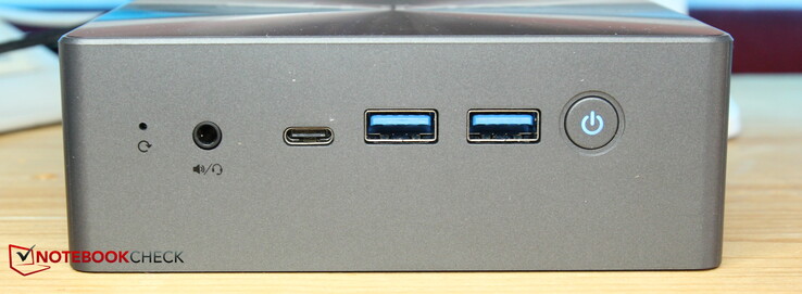 Frontal: Auriculares, USB-C, 2x USB-A