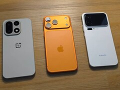 OnePlus 15, iPhone 17 Pro Max y Xiaomi 17 Pro Max lado a lado mostrando las cámaras traseras. (Fuente de la imagen: TechDroider vía YouTube)