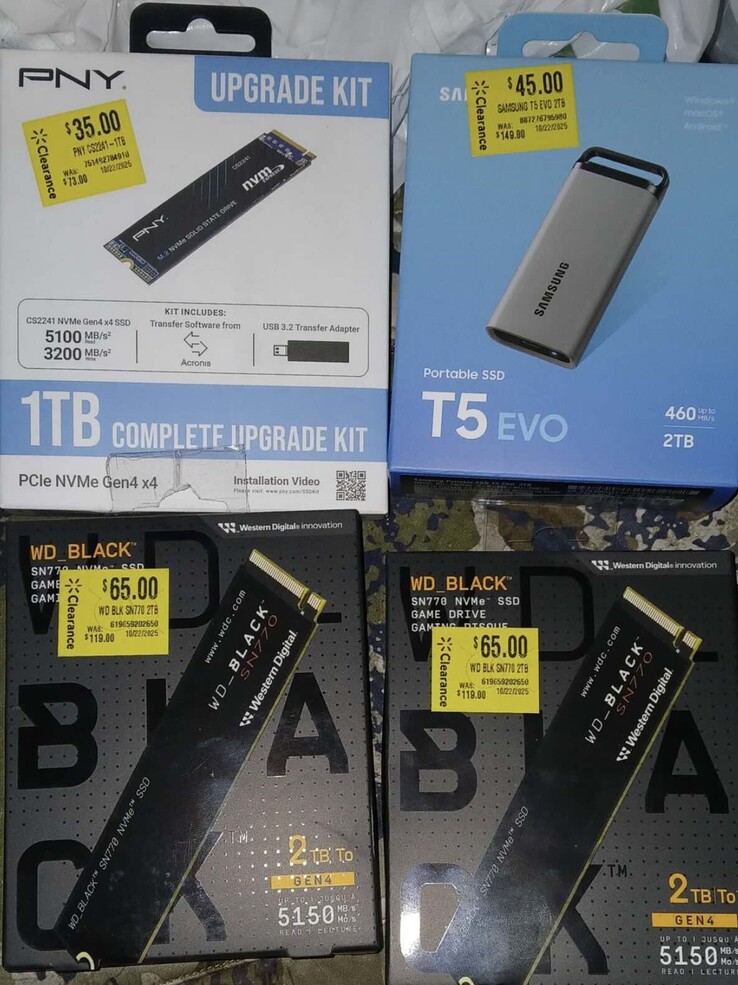 El botín del comprador consiste en una unidad SSD M.2 de 1 TB, dos unidades SSD M.2 de 2 TB y una unidad SSD externa de 2 TB.