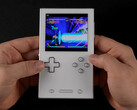 Ayaneo Pocket Vert hace alarde de un diseño Game Boy con cuatro botones, touchpads duales, botones de hombro, un D-Pad apto para juegos de lucha y potentes componentes internos. (Crédito de la imagen: ETA PRIME)