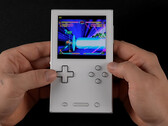 Ayaneo Pocket Vert hace alarde de un diseño Game Boy con cuatro botones, touchpads duales, botones de hombro, un D-Pad apto para juegos de lucha y potentes componentes internos. (Crédito de la imagen: ETA PRIME)