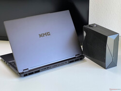 XMG Neo 16 E25 con refrigeración por agua Oasis. (Fuente de la imagen: Notebookcheck)