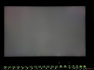 Sangrado de retroiluminación apenas visible cuando la atenuación local está desactivada (brillo SDR completo)
