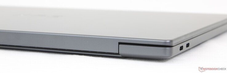 Trasera: Sin puertos