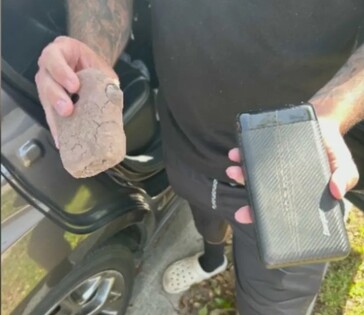 En todo el sur de California se han encontrado cámaras camufladas y paquetes de baterías con apariencia de vegetación y rocas, como descubrió este residente de Chino Hills. (Fuente: KTLA News)
