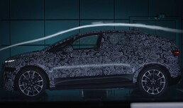 Tras los bocetos iniciales, el nuevo Audi A2 e-tron hace su debut en el mundo real camuflado durante las pruebas de conducción sobre hielo y nieve en el norte de Suecia y en el túnel de viento.