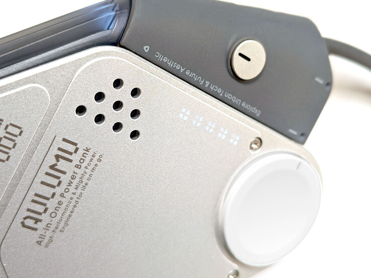 Botón de encendido, indicadores LED de nivel de batería y orificios de ventilación en la parte delantera.
