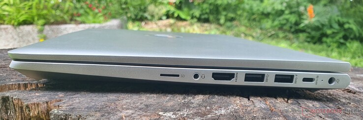 Derecha: µSD, toma de audio de 3,5 mm, HDMI 1.4b, USB-A 3.2 Gen 1 (5 Gb/s), USB-C 10 Gb/s con Power Delivery y DisplayPort 1.4, fuente de alimentación