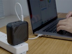 El cargador GaN de 140 W de INVZI puede cargar rápidamente el MacBook Air M2. (Fuente de la imagen: INVZI)