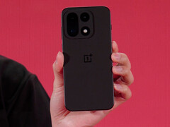 El OnePlus 15 (en la imagen) es uno de los muchos teléfonos insignia que se presentaron en el evento (Fuente de la imagen: Qualcomm)