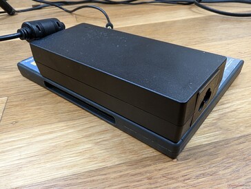 El adaptador de CA de 120 W es grande (14,5 x 6,4 x 3 cm) en relación con el pequeño mini PC