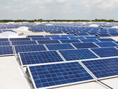 Un conjunto de paneles solares instalados en varios tejados