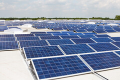 Un conjunto de paneles solares instalados en varios tejados
