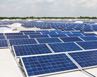 Un conjunto de paneles solares instalados en varios tejados