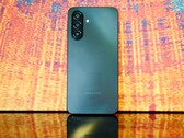 Samsung no se ha esforzado mucho en el diseño de la parte trasera. Pero el Galaxy A17 4G sin duda impresiona en otras áreas. (Fuente de la imagen: Notebookcheck)