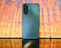 Samsung no se ha esforzado mucho en el diseño de la parte trasera. Pero el Galaxy A17 4G sin duda impresiona en otras áreas. (Fuente de la imagen: Notebookcheck)