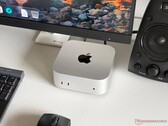 Un Mac mini con chip Apple M6 sobre un escritorio, formando parte de una configuración para videojuegos con monitor, teclado, ratón y altavoz.