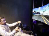 El panel OLED de sonido cinematográfico plegable de LG se puede hacer curvar para una experiencia de juego inmersiva. (Fuente de la imagen: LG)