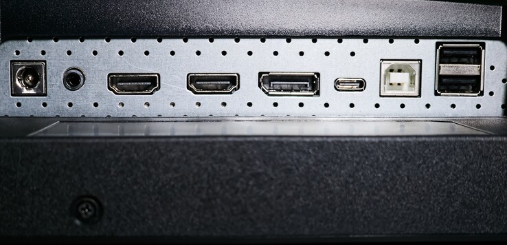 De izquierda a derecha Entrada de CC, salida de auriculares, 2x HDMI 2.0b-in, 1x DisplayPort 1.4a-in, USB Tipo-C (con modo DisplayPort Alt y 65 W Power Delivery), USB 2.0 Tipo-B ascendente, 2x USB 2.0 Tipo-A