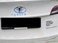 Tesla Model Y con pegatinas anti-Elon. (Fuente de la imagen: Notebookcheck)