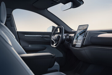 La gran pantalla central es ajustable y funciona en Android Automotive. (Fuente de la imagen: Volvo)