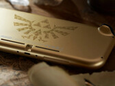 Un escudo hyliano domina la parte trasera de la Edición Hyrule de Switch Lite. (Fuente de la imagen: Nintendo)