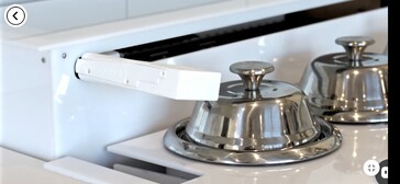 Un brazo robótico agarra la tapa de la olla y le da la vuelta para llenarla de ingredientes desde arriba. (Fuente de la imagen: Chefee Robotics)