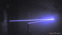 El láser rebotando de un lado a otro (Fuente de la imagen: AlphaPhoenix; captura de pantalla)