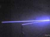 El láser rebotando de un lado a otro (Fuente de la imagen: AlphaPhoenix; captura de pantalla)