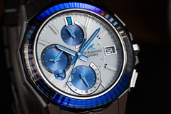 El Casio OCW-S6000PB-7AJF (en la imagen) cuenta con un bisel de zafiro, tallado con 24 facetas en la parte superior y 48 en los laterales. (Fuente de la imagen: Casio)
