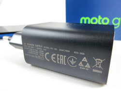 Fuente de alimentación de 30 vatios del Motorola Moto G9 Plus