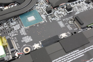 Una ranura soporta tanto PCIe como SATA mientras que la otra es sólo PCIe