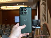 El Edge 70 Plus cuenta con el procesador Snapdragon 7s Gen 3. En la imagen: la versión en color «Mountain View» del teléfono.