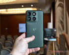 El Edge 70 Plus cuenta con el procesador Snapdragon 7s Gen 3. En la imagen: la versión en color «Mountain View» del teléfono.