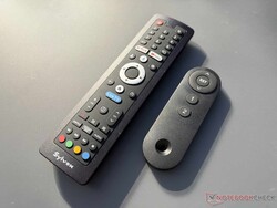 A la izquierda, el control remoto del televisor inteligente; a la derecha, el del mecanismo elevador del televisor integrado en el aparador.