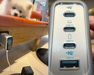 Los 3 puertos USB-C y el cuarto puerto USB-A están presentes en la parte inferior del cargador de pared Anker Zolo 140W. (Fuente de la imagen: Xiao Li TV vía YouTube)