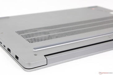 Más rejillas de ventilación que en la variante de 14 pulgadas del IdeaPad Pro 5 14