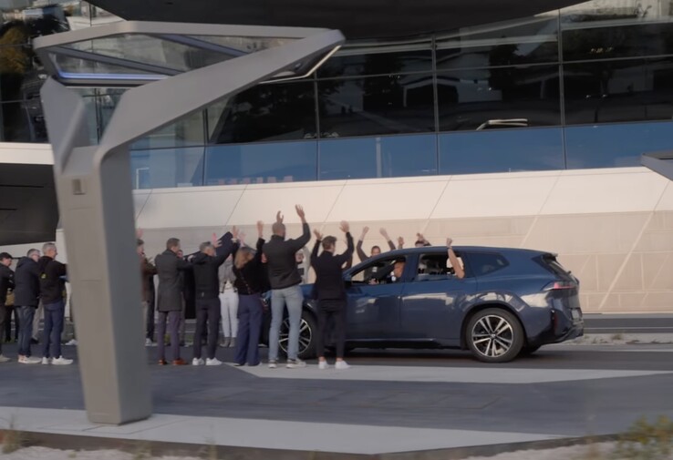 El SUV eléctrico BMW iX3 completó el trayecto de 1007,7 km con un 2% de jugo aún en el depósito. (Fuente de la imagen: BMW Group vía YouTube)