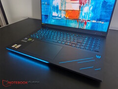Tira de LED y logotipo Predator en la base