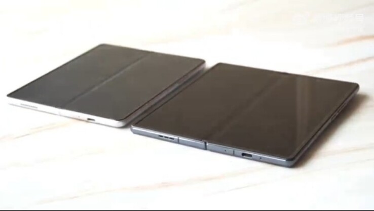 Samsung Galaxy Z Fold3 a la izquierda.