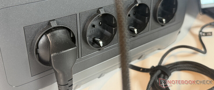 El Anker Solix C1000 Gen 2 sigue teniendo cuatro tomas de CA en la parte delantera