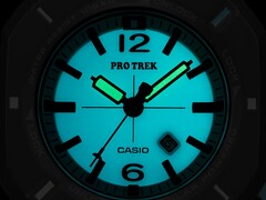 Casio Pro Trek PRJ-01AE-8, de color turquesa que brilla en la oscuridad, con agujas y esfera iluminadas.